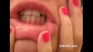 Cantik gadis kecil mempermainkan dia tubuh telanjang di pancuran