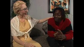 Ζεστό λευκό ξανθιά ώριμη Dalny παίρνει Byrons bbc στον κώλο της.