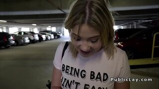 Amerika pantat besar berambut perang bangs luar