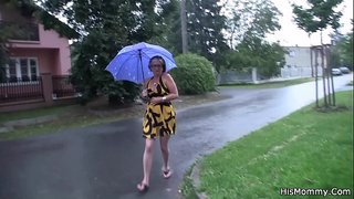 Йәш өлгөрөп лесбиянки һәм әсәй бер-береһе менән уйнай