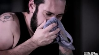 Милая цыпочка торгуется жестким сексом за бесплатное жилье и питание