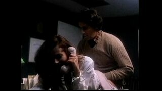 Veronica得到她的裤子拉下和热肛门在办公室