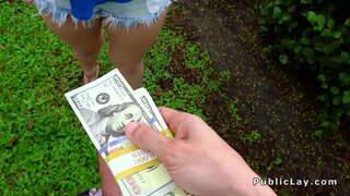 Balon dupe plavuša šiške u garaži u javnosti