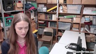 ���ាំង shoplyfting វ័យជំទង់និងជីដូនគឺជាការទទួលន្ទុះដោយ horny LP មន្រ្តី Erica Lauren