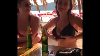 ���ेऊन बाहेर स्तन ठेवण्यासाठी