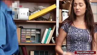 LP afisa licked na fucked Lily Adams wet pussy katika doggystyle