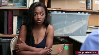 ���ठावदार उरोज असलेली दया नाइट मिळते तिच्या मांजर fucked by LP अधिकारी अवाढव्य लंड