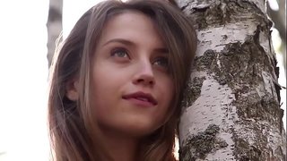 Shirin yosh xonim Nikolina kiyimlarini o&#039;rmonda olib tashlaydi