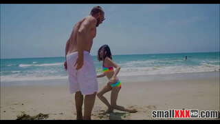 Jong En Petite Klein Meisje Jasmijn Grijs Krijgt Kleine Kutje Opgerekt Door Een Grote Pik Jongen Op Het Strand