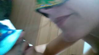 כאַסענע געהאַט פרוי ספּיטינג אין די מויל פון די זכר און מאכן אים שלינגען עס