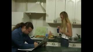 Британ падчерица соблазняет әтисенең кухняда өчен секска