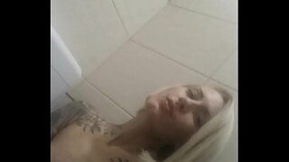 Sexy blonde se masturbar en público tenda de baño