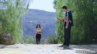 ���နက်ရောင်ဆံပင်အားကစားငယ်လိင်ဆက်ဆံနှင့်အတူနည်းပြ