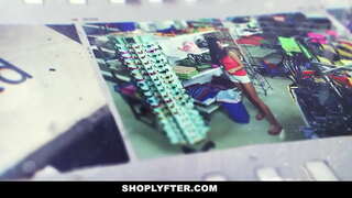 Яшь блондинка эшли төнге сменага кибетендә.Офицеры арестовал аның өчен кражу турында хисап бирү иртәнге сменада, һәм ул, угылым &quot; дип тиресен бу 1 яки 2 тапкыр.Офицеры вытаскивает үзенең әгъзасы мөмкинлек бирә аңа глотать аның.Җавап итеп ул лижет һәм трахает аның киску.