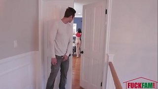 Jumuia Mzigo Wa Cum Juu Ya Stepsister&amp;#039; S Uso - Maelewano Ajabu