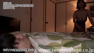 Kozue, 51, která ztratila manžela nemoci před 10 lety a žije s jejím synem od té doby.Synovi je 23 let starý, který právě dostal práci letos na jaře, kolikrát je to jako den co den se můj manžel, když jsem byla mladá ....