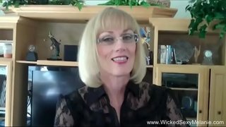 ���ಂದು ಆಟಿಕೆ ಬಾಯಿಯಿಂದ ಜುಂಬು ಮುದುಕಿ ತುಲ್ಲು