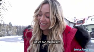 Pubblico Agente Europea sexbomb Jennifer Amilton sesso sul divano in pelle