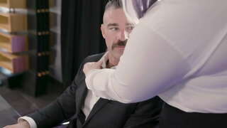 XXL Dušo Se Pussyfucked Njen Šef Hung