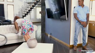 Чоң Кара Мүчөсү табуу утешение менен сексуалдык возбужденной милфой