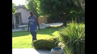 Ebbene MILF fit nher cunnus mandet mutata subactis per adipem nigrum galli ferre per lacus