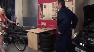 Սինդի slutty milf առանց գումար վճարում է բնության, ստիպելով իրեն է անել ամեն ինչ