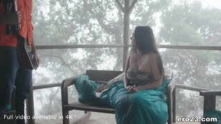 Brunette Retkeilijä kusessa kuistilla