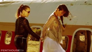 ���ិចស៊ីស្រឡាញ់ផ្កា Allie និង Jenna ៦៩ និង fingerbang នៅក្នុងវាលខ្សាច់។