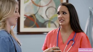 Szigorú szőke orvos eszik a busty leszbikus nővérek punci