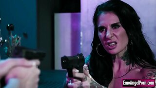 Blonde fbi-agent verarbeitet die bösen tiki-bar-Besitzer.Der Kerl, der Sie als Abdeckung verwendet, um in der bar ist verrückt, verwendet Sie ihn.Sie können das erledigen, indem man ihm ficken.Saugt Sie ihm, bevor Reiten Hahn