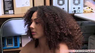 Interracial quickie na kijana juu ya CCTV