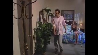 Tio folla un leggy rossa en un gos suposar, mentre que els seus amics cop d&#039;ull a l&#039;habitació del costat