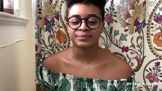 ���बनूस बेब बंद हो जाता है सोफे पर