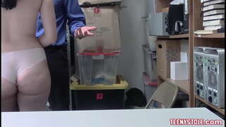 Узрушаючая брунэтка з сіськамі і дзівоснай папкоў трахацца ў офісе з карумпаваным паліцыянтам