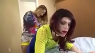 Sissy strapon ໂດຍເດັ່ນແມ່ຍິງເທິງ