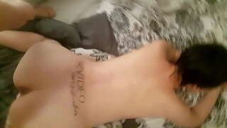 Распутная жена хочет кончить на задницу