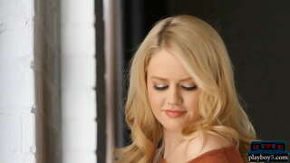 ציצים גדולים ואת התחת בלונדינית MILF בייב מראה את הגוף הסקסי