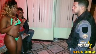 Cornudo mira a mí, dando a la policía delante de él