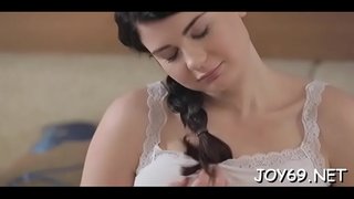 Brunette żgħażagħ pikkanti L. qed tagħmel l-ewwel video erotika tagħha