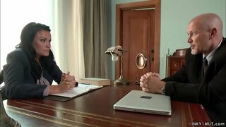 El anciano jefe Mark Davis se inclina sobre turística sexy tetas grandes morena empleado Ashli Ames y con gran polla libras de su coño desde atrás en el bondage