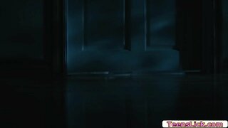 Татуировать ҡыҙҙар һәм үҫмерҙәр менән осрашасаҡ һәм башҡа яйға үҙ бүлмәһенән сығырға просыпается.Бынан һуң улар бер-береһе целуя девушек көҫәй башлай.Һуңынан уларҙы үҙе башҡарып һәм дымлы киске 69 һына күсте.