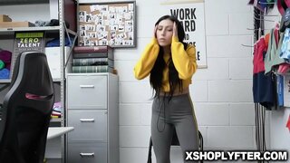 Молоденькая esmer Cudi Jolie olur vəhşi spanking öz sıx pussy təcrübəsi qarovul arxa