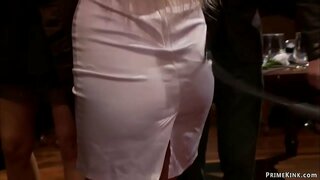 Blonde bibi Lorelei Lee huleta moto tits kubwa blonde mtumwa Riley Evans katika umma party na hufanya yake bent juu ya meza doggy gangbang fucked