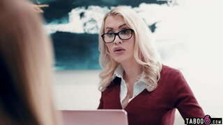 Tini stepdaughters volt egy kis gond a munka vele MILF főnök