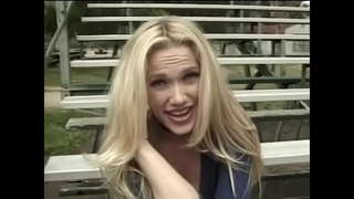 Nadržená blondýnka s dlouhými vlasy miluje jezdit tvrdý penis v obývacím pokoji