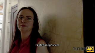 TUTOR4K. Guy o&#039;qituvchiga dars uchun pul olish uchun oyoqlarini yoyish kerakligini aytdi