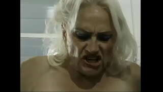 Të pjekur Keti Jones merr fucked në kuzhinë nga dy dudes