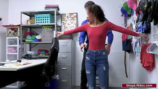 Small tits latina est captus, et furtum, et magistratus facit cavitatem quaerere et digitis pussy, et asinum.Facit eam dabo ei bj et ani futuit eius