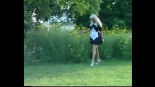 Lascivo giardiniere propone una cameriera bionda po ' di cazzo sull'erba verde