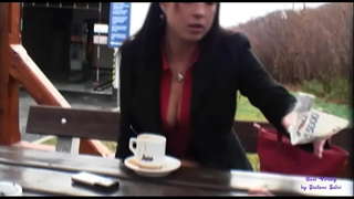 Varakova restoranında avtomobil startında müştərilər üçün ovlamaq üçün qoydu almaq üçün